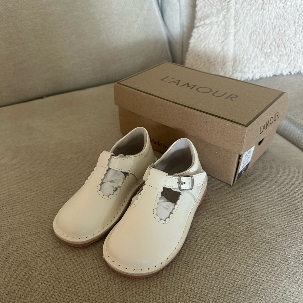 L'AMOUR Selina Scalloped T-Strap Mary Jane White NIB Size 8